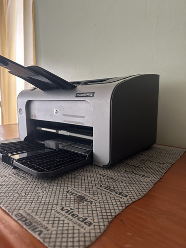 Impresora Monocromática Hp Laserjet P1006 Con Tóner Original Azul Acero (Usado)