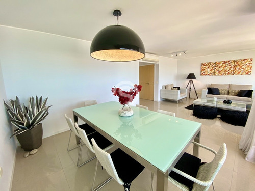 Apartamento En Mansa - Punta Del Este- Ref: 4566