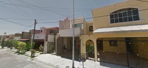 Casa De Dos Niveles Con Cochera Techada