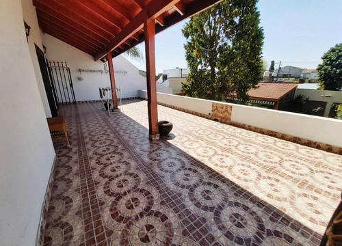 Importante Chalet Sobre 2 Lotes El Palomar.