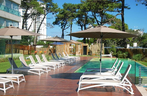Imagen 2 de 7 de Departamento En Punta Del Este, Torre Cuenta Con Todos Los Servicios.