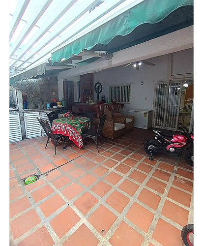 En Alquiler Casa Quinta Urbanización Las Clavellinas En Trigal Norte 35-41