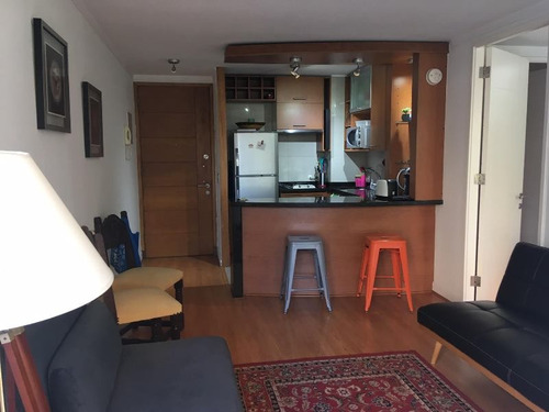 Un Dormitorio Con Estacionamiento Y Bodega