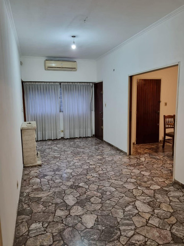 Castelar Norte. Casa 4 Amb. Luminosos. P.baja. Pieta/terraza/fácil Acceso Autopista. P.alta Playroom Solo Venta Directa
