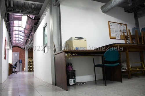 En Venta Edif Oficinas En Las Delicias Caracas 23-3388jl