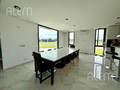 Casa De Estilo Moderno En La Estancia Villa Maria