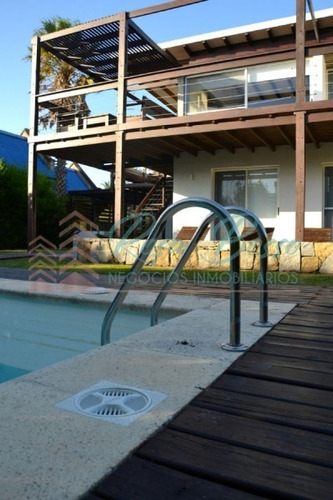 Casa En Punta Piedras, 5 Dormitorios *- Ref: 3581