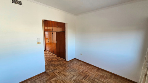 En Venta Chalet De 4 Ambientes Con Dependencia . Barrio San Carlos.