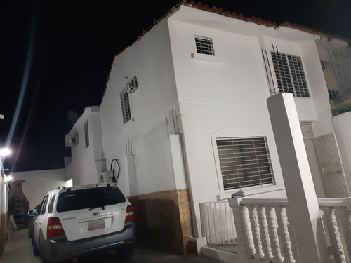 Imagen 4 de 10 de Town House En La Urbanización El Ave María