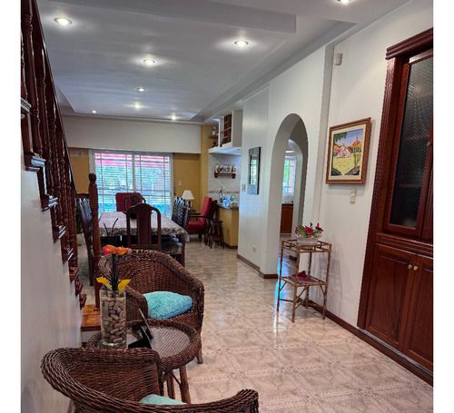 Excelente Chalet De Categoria Sobre Amplio Parque Con Bosque