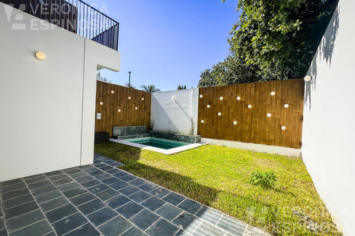 Casa En Venta De Cuatros Ambientes - Haedo Sur
