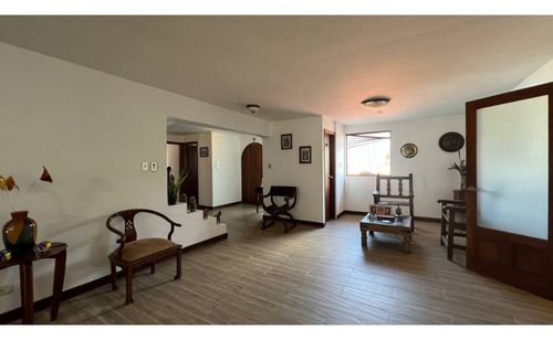Casa De 780m2 Venta En Lomas De La Trinidad