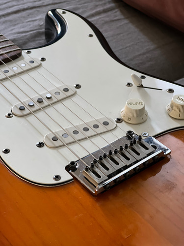 Guitarra Fender Squier Stratocaster Standard 20 Aniversario Diestro Sunburst