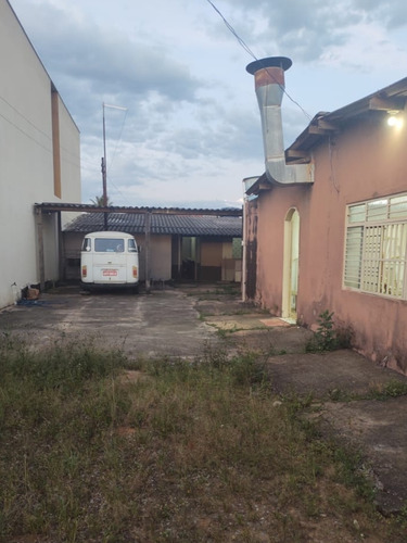 Casa Com 3 Quartos + Loja + Estacionamento