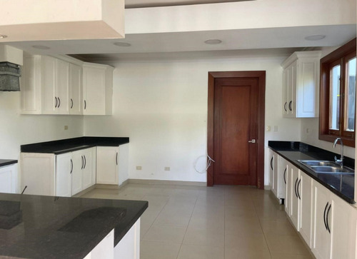Villa En Cap Cana Las Lagunas De 5 Habitaciones Recibimos Ofertas , Salida Al Mercado De Oportunidad