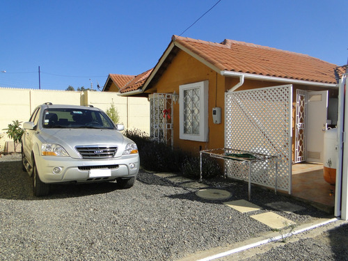 Casa De 3 Dormitorios Y 2 Baños, Comuna De Algarrobo
