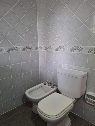 Alquiler - Casa Tipo Ph De 3 Amb, Al Frente Con Jardín Y Cochera, Beccar