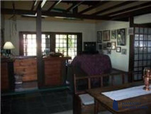 Casa De Alto Padrão No Rio Vermelho Com Área Total 1.600 M² - Vcr0135
