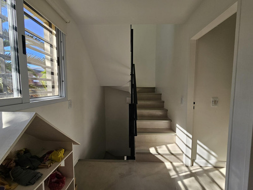 Impecable Triplex Con Jardin En Barrio Cerrado