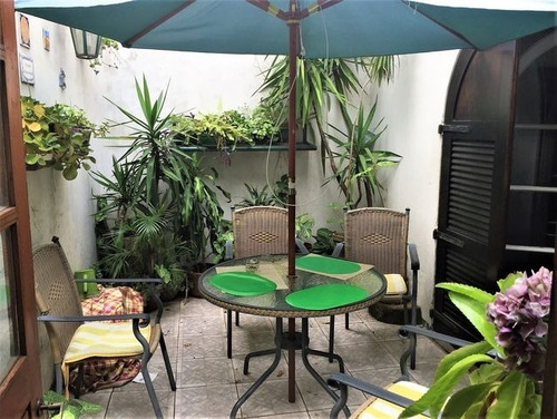 Imagen 8 de 15 de En Uno De Los Mejores Barrios De Montevideo. Casa Muy Cálida De Excelente Carpintería Y Materiales.