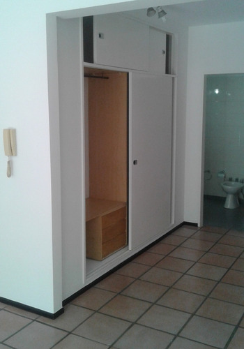 Amplio Departamento En Lo Mejor De Colegiales De 1 Ambiente De 36 M2 Con Terraza De 24m2, Sol