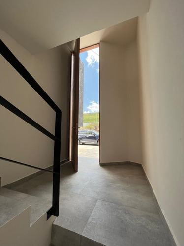 En Venta | Espectacular Casa En Privada Con Casa Club, Nuevo Refugio, Querétaro