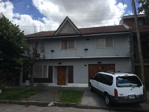 Chalet En Dos Plantas Con Garage, Quincho Y Pileta