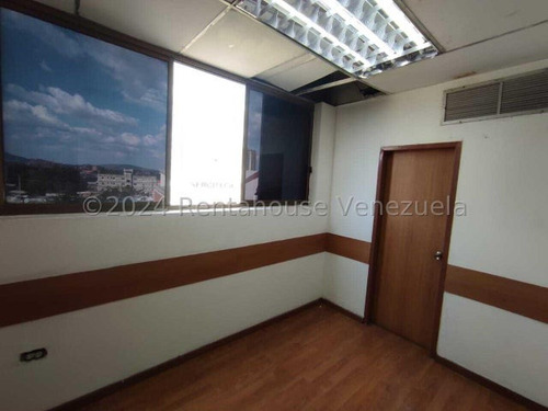 Consultorio En Alquiler Zona Este Barquisimeto, Cuatro Cubículo, 2 Baños, Aire Integral. Mls 24-17099 Dh