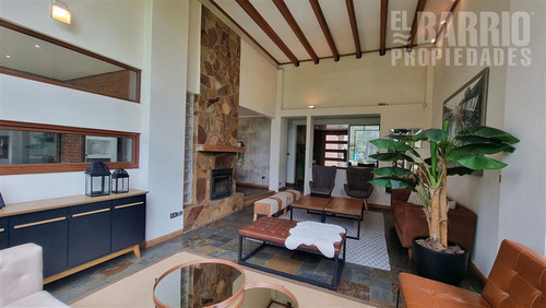 Casa En Venta De 4 Dorm. En Chicureo Centro