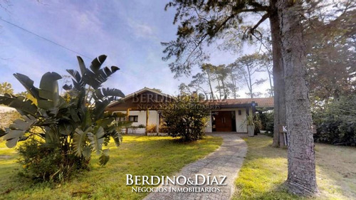 Espectacular Casa Con Excelente Entorno A Tan Solo Cuadras De La Playa- Ref: 184