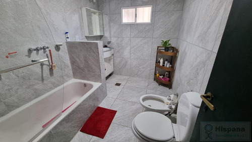 Hermosa Casa En Venta Sobre La Calle J.r Jimenez, En El Barrio Los Jazmines. Del Viso, Pilar