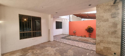 Casa En Renta En Las Americas. 3 Recamaras, 1 Baño Y Medio, Cochera Techada.