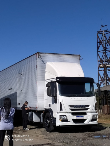 Imagem 2 de 7 de Iveco 240 E 28 Ano 2014 Bau De 10,5 Motor Novo Mec Revisada