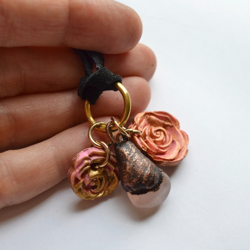 Imagen 2 de 5 de Colgante De Cuarzo Rosa Y Flores Con Tiento De Cuero, Cod1