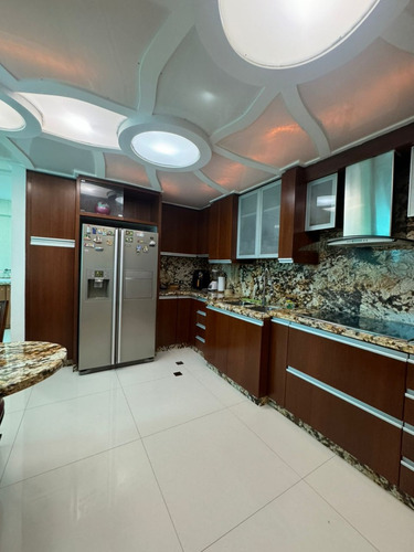 Alquiler De Exclusivo Apartamento, Ubicado En Urb. La Soledad. Resd. Diamond Suite.