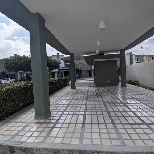 Imagen 2 de 20 de Mary Castro Vende Town House En Rincon Mañongo