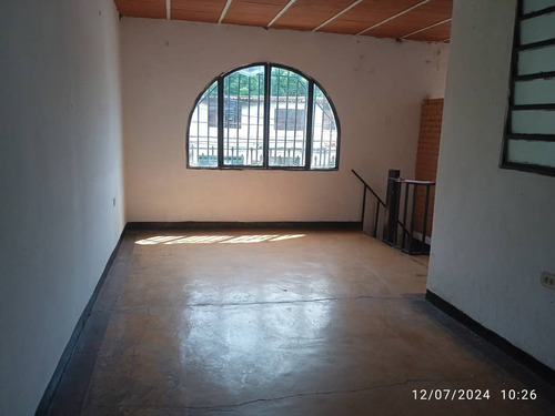 Rivero Bienes Raíces Promociona Y Vende Casa De Dos Niveles En La Urb. Girardot
