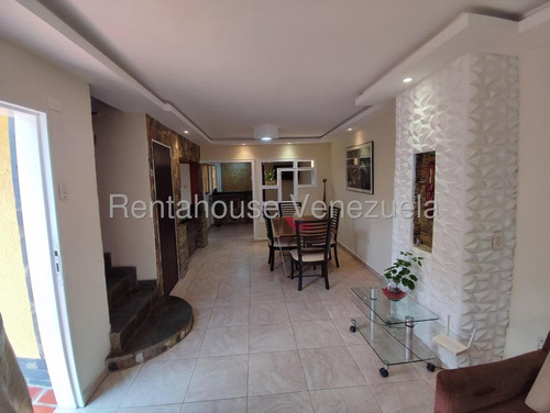 Julio Latouche 25-21122 Townhouse En Venta Naguanagua, Amplio Y Hermoso, Cocina Tipo Americana Con Desayunador, Patio Y Parrillera, Conjunto Tranquilo Y Cerrado Con Vigilancia, Pozo De Agua.