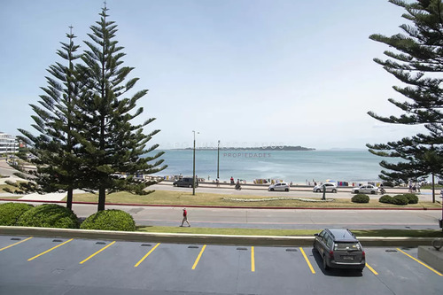 Apartamento En Veneta De 3 Dormitorios En Malecon Iii, Punta Del Este