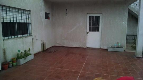 Casa En Venta - 2 Dormitorios 1 Baño - Cochera - 220mts2 - Castelar, Morón