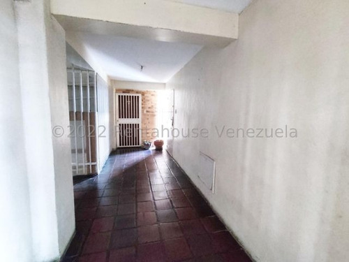 Imagen 2 de 30 de Apartamento En Venta En El Centro De Cabudare Cuenta Con 3 Habitaciones, 2 Modernos Baños, Iluminados Espacios De Sala Y Comedor, Cocina Iluminada Y Área De Lavandería Gabriela C.
