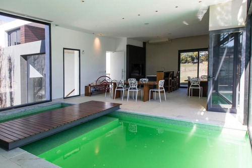 Deslumbrante Casa En Primera Linea!- Ref: 2640