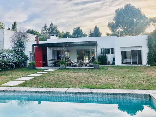 Casa De Cuatro Dormitorios Con Piscina En Barrio Privado.- Ref: 29000