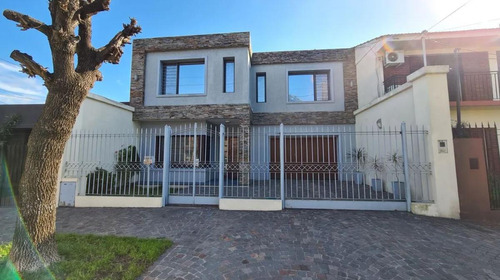 Casa En Venta - 4 Dormitorios 4 Baños - Cochera - 230mts2 - Don Bosco, Quilmes