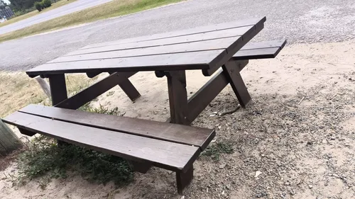 Mesa Con Banco De Madera Marrón Oscuro (Usado)