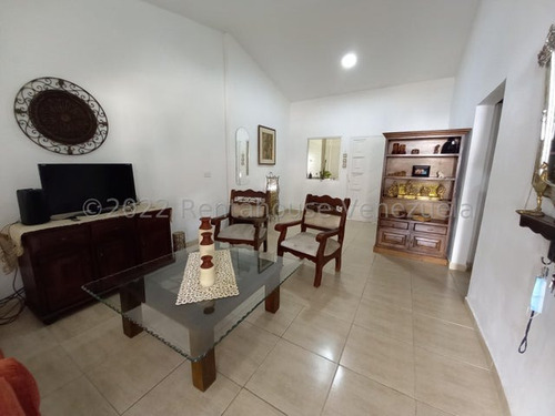 Edgar Centeno, Profesional Inmobiliario Vende Townhouse En Urbanizacion Monte Carmelo San Diego #22-15843