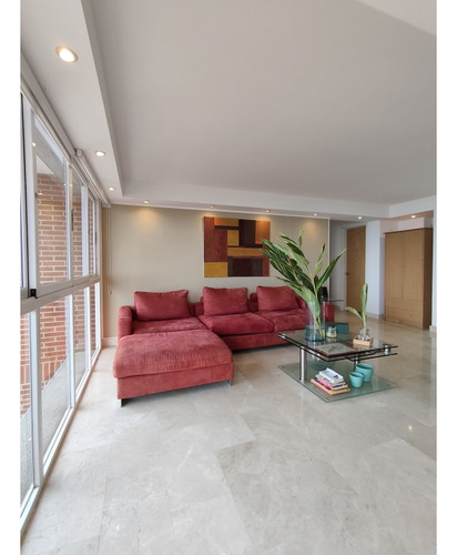 Se Alquila Bello Apartamento Ubicado En Loma Linda.