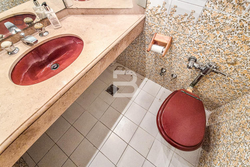 Departamento De 5 Ambientes Con Dependencia De Servicio, Cochera Y Baulera En Venta En Recoleta