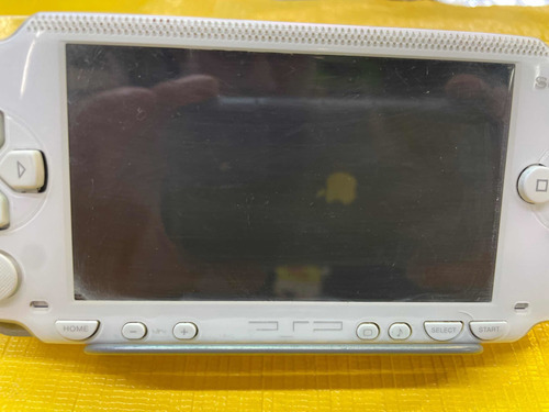 Consola Psp Fat Mod. 1000 Blanca Con Memoria De 32 Gb Color Blanco