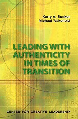 Leading With Authenticity In Times Of Transition, De Bunker, Kerry A.. Editorial Center For Creative Leadership, Tapa Blanda En Inglés